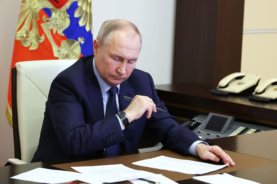 Путин подписал закон о соцподдержке вдов и вдовцов погибших военных