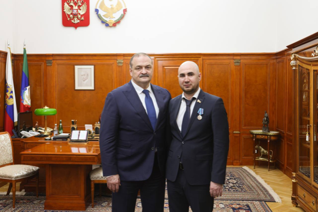 Глава Дагестана вручил депутату-добровольцу Абдулле Магомедову медаль Амет-Хана Султана