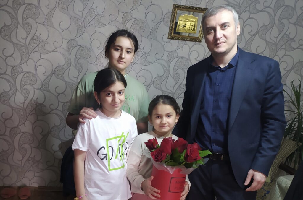 Абдуразак Джамалутдинов поздравил с 8 марта вдову участника СВО