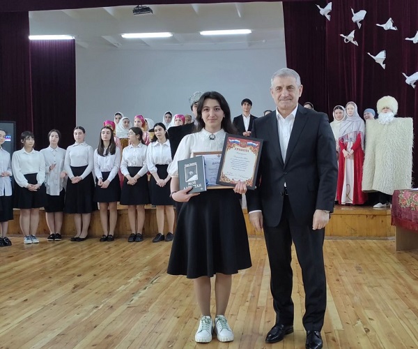 В Махачкалинском  многопрофильном лицее №5 открылась литературная гостиная к 100-летию Расула Гамзатова
