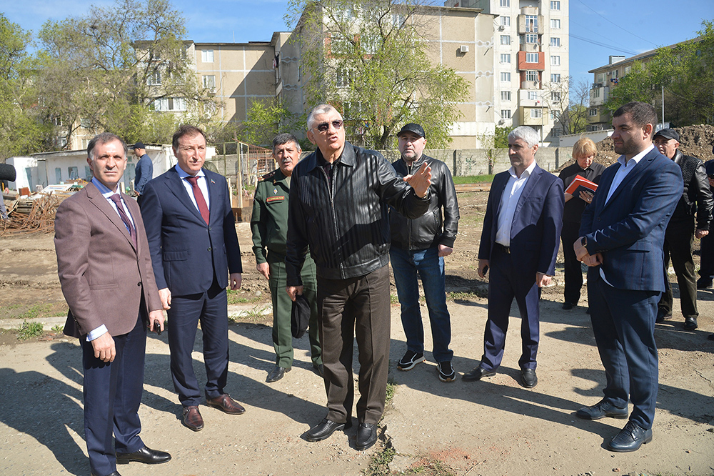В ходе рабочей поездки в город Кизилюрт Заур Аскендеров осмотрел школу №7
