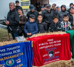 В селе Кунбатар Ногайского района один из забегов межрегиональных скачек был посвящен 100-летию Расула Гамзатова
