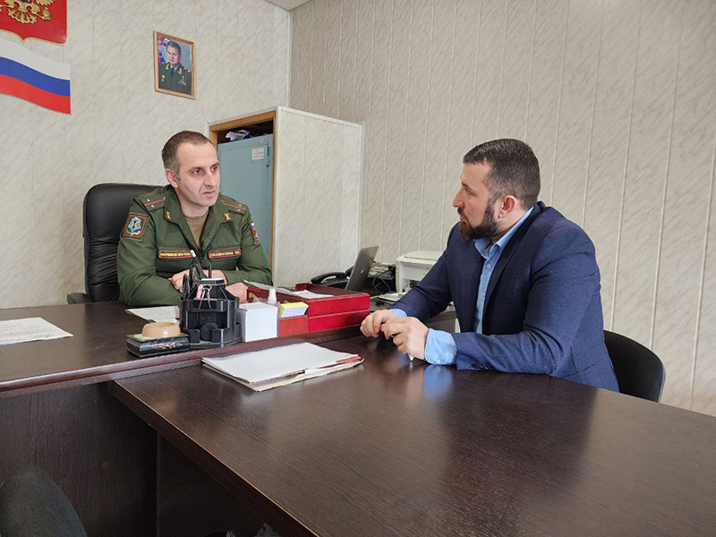 Депутат Шамиль Омаров обсудил с военным комиссаром Левашинского и Гергебильского районов вопросы весеннего призыва