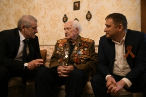 Мурад Казиев поздравил Ветерана ВОВ Виктора Хрисанова с 100-летием