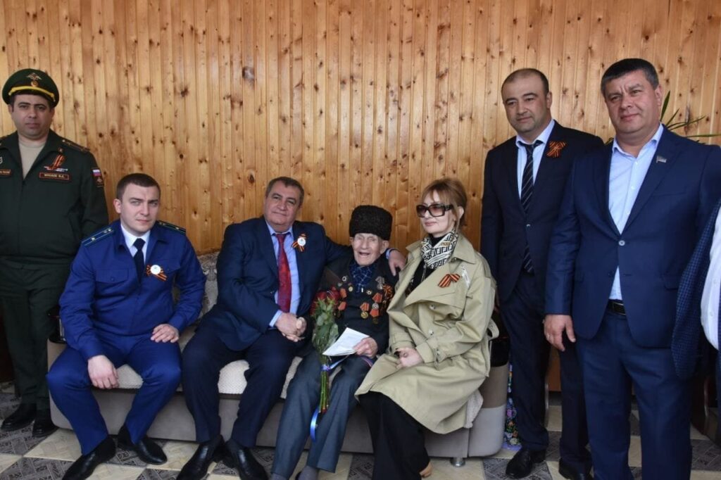 Qələbə Bayramı ilə təbrik edib Mövsüm Rəhimov İkinci Dünya müharibəsi iştirakçısı Səidov Tilparı Qələbə Günü münasibətilə təbrik edib