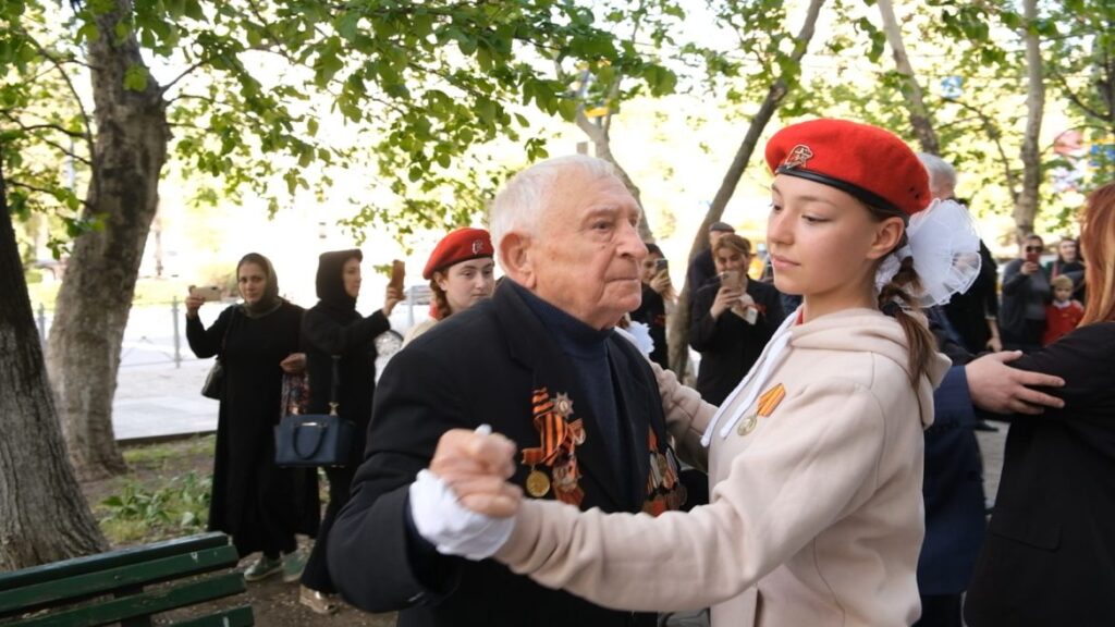 В Махачкале стартовала  акция «Парад у дома ветерана»