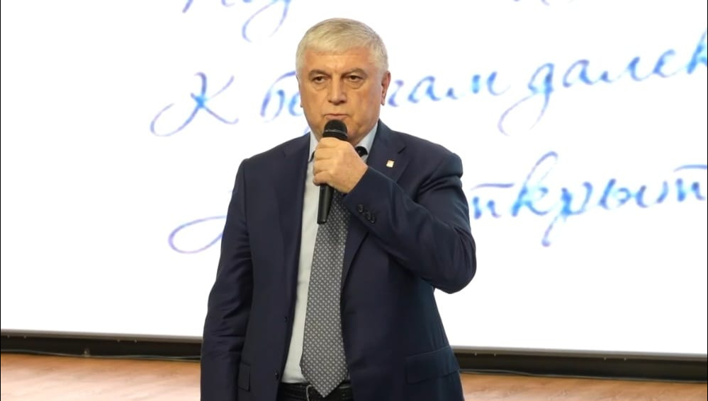 Юсуп Умавов встретился с лучшими выпускниками Махачкалы