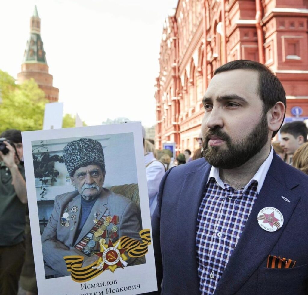 Султан Хамзаев поздравил россиян с Днём Победы