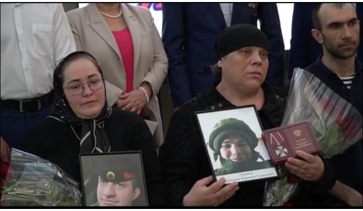 В Каспийске  близким военнослужащих,  погибших в СВО, вручены награды