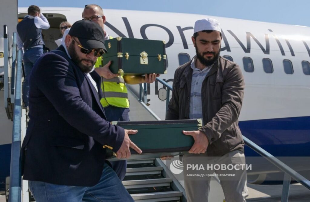 Магомед Гаджимагомедов сопровождает священные реликвии пророка Мухаммада из Дагестана в Казань