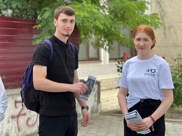 Население Кизляра о службе по контракту информируют волонтеры