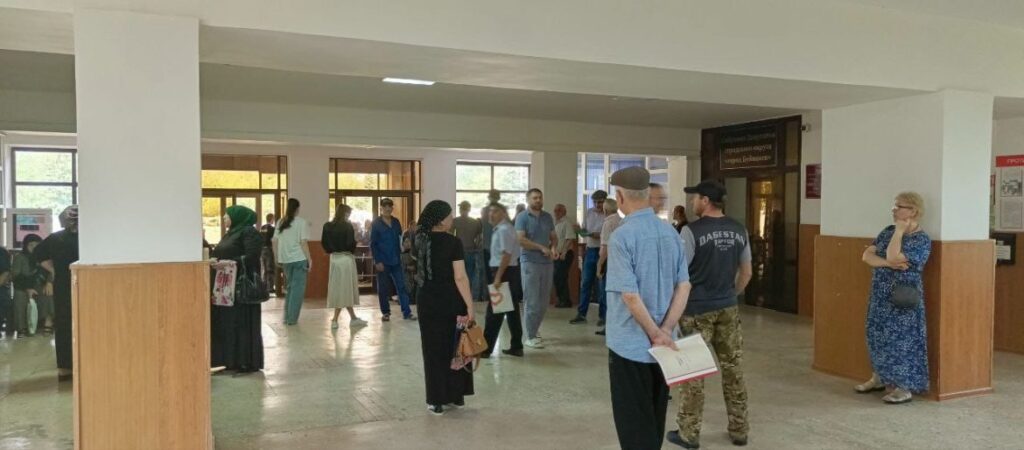В Буйнакске продолжается санитарная очистка города после стихийного бедствия
