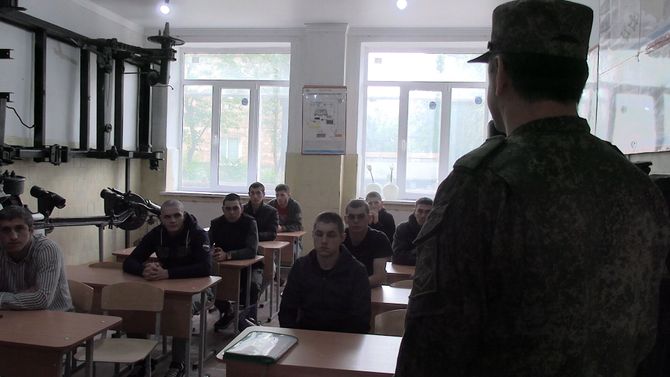 В первый день лета кизлярцы отправились на службу в армию