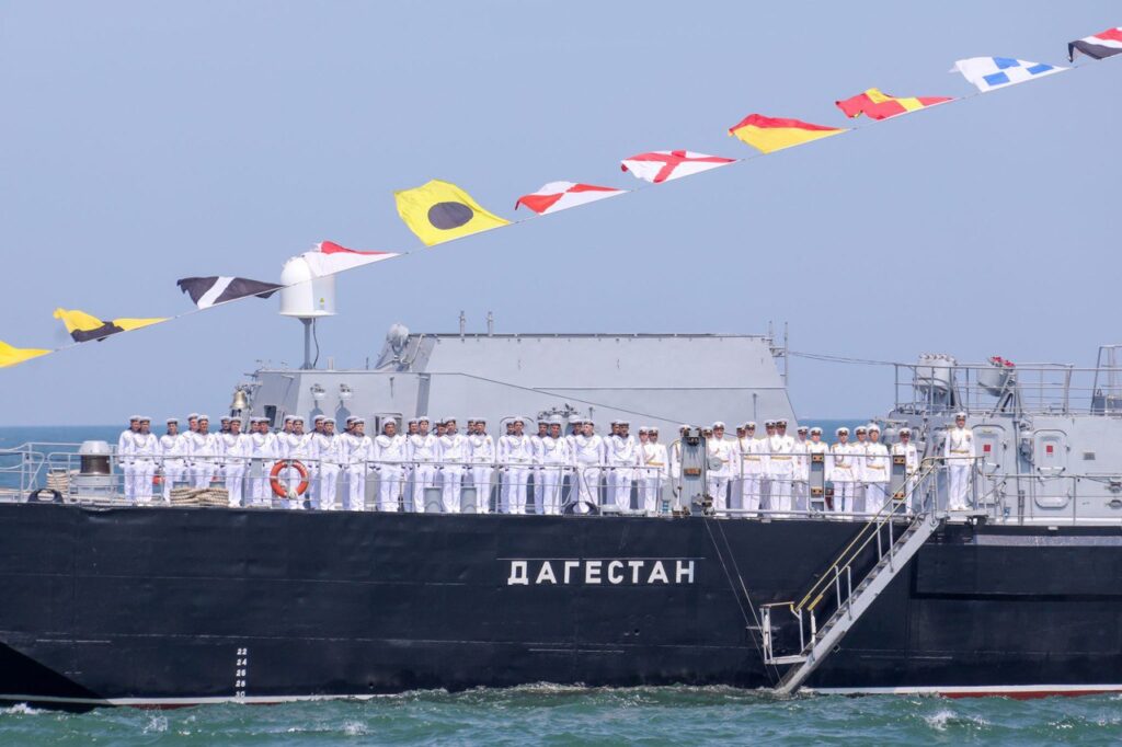 Знает враг, как воюет моряк