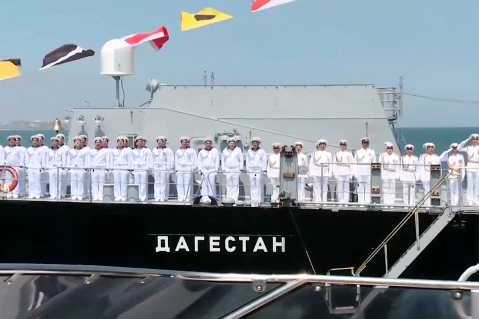 50 кораблей, уничтожение мин и бой на берегу: как прошел парад ко Дню ВМФ в Каспийске