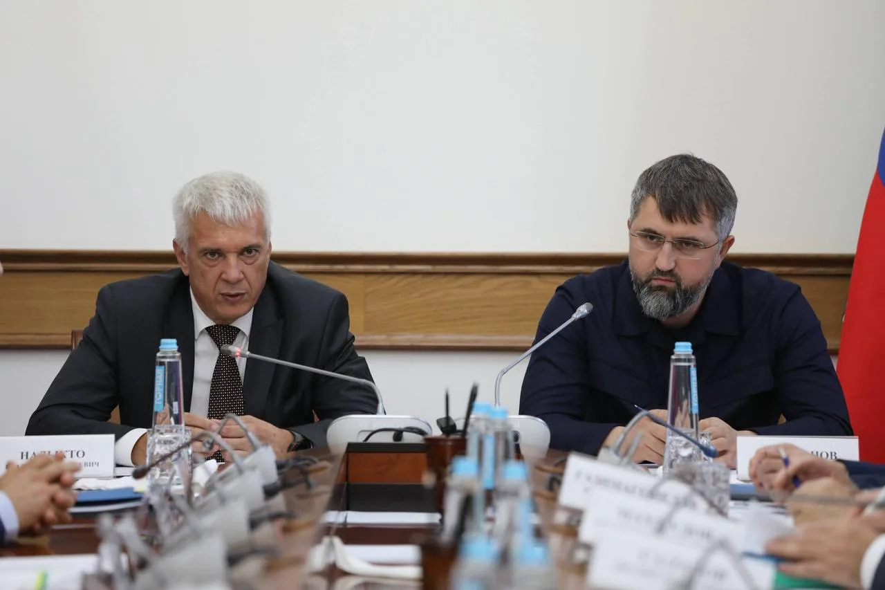 Председатель Правительства Дагестана Магомед Рамазанов и замполномочного представителя Президента РФ в СКФО Владимир Надыкто провели совещание о ходе реализации нацпроектов в Дагестане