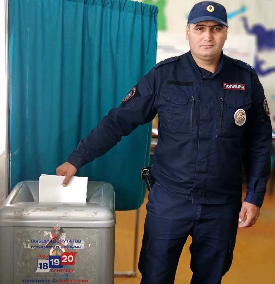 Прапорщик полиции Магомед Муртазалиев проголосовал на избирательном участке № 271