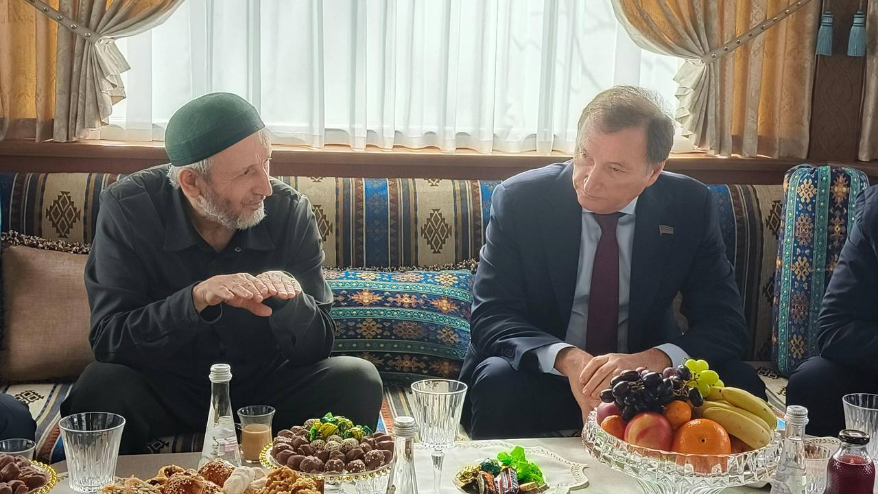 Председатель Народного Собрания РД Заур Аскендеров поздравил с Днем рождения Муфтия Дагестана Шейха Ахмада-Афанди
