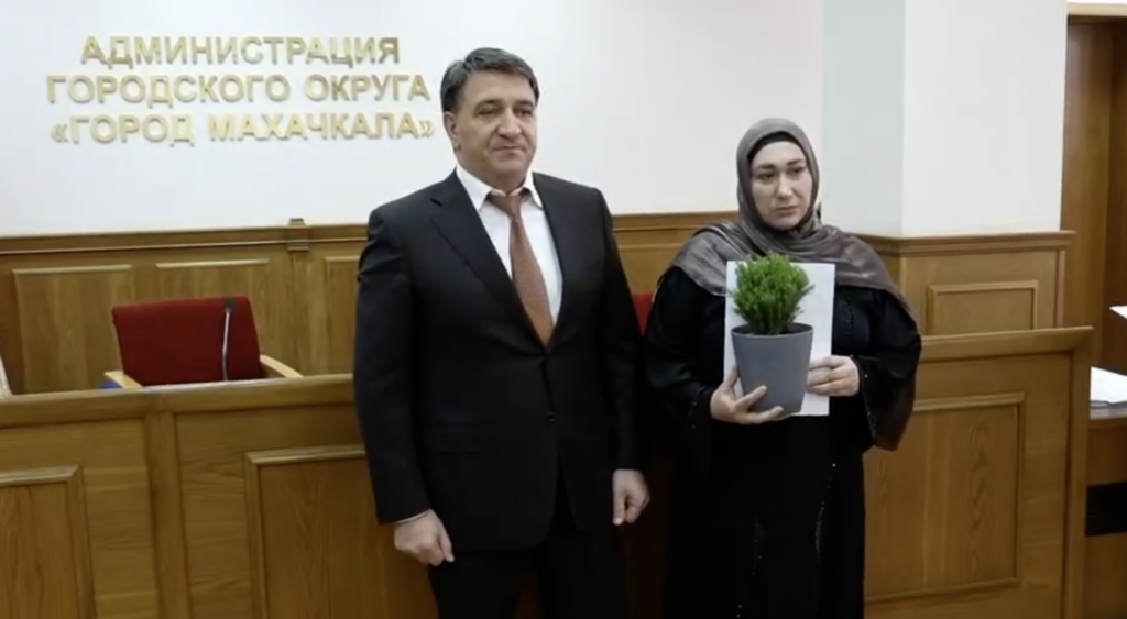Джамбулат Салавов вручил документы на земельные участки участникам СВО и членам их семей