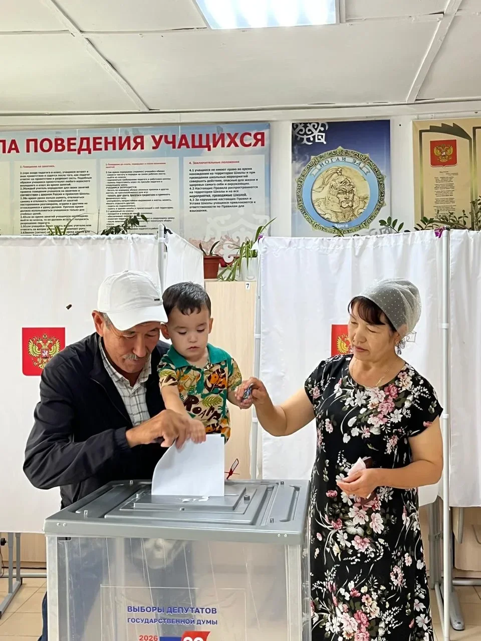 Жители Ногайского района приходят на избирательные участки семьями