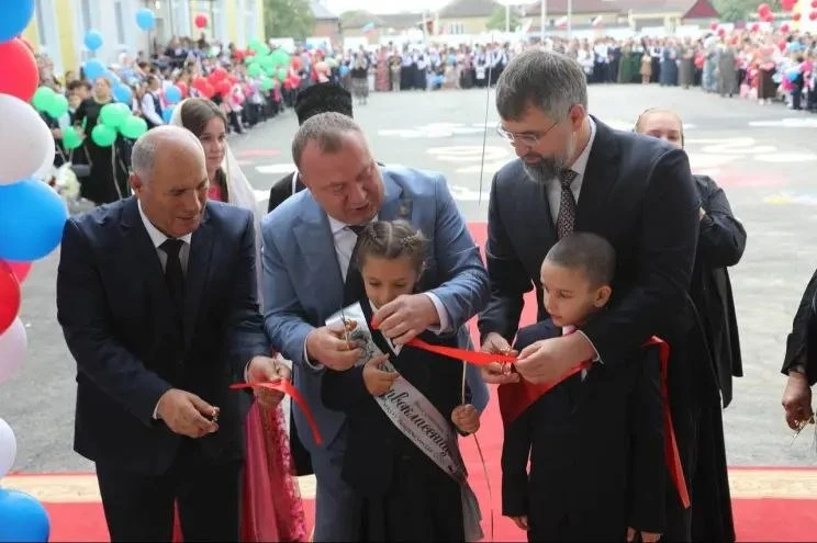 Maqomed Ramazanov Xasavyurt rayonunun Bayramul kəndində yeni məktəbdə tədris prosesinə təntənəli start verib