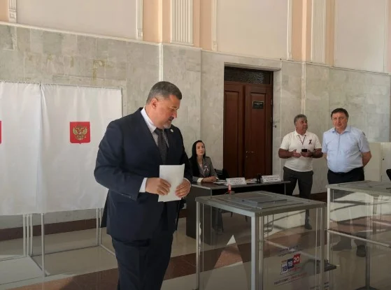 Fedor Şukin parlament seçkilərinin ilk günündə səs verdi