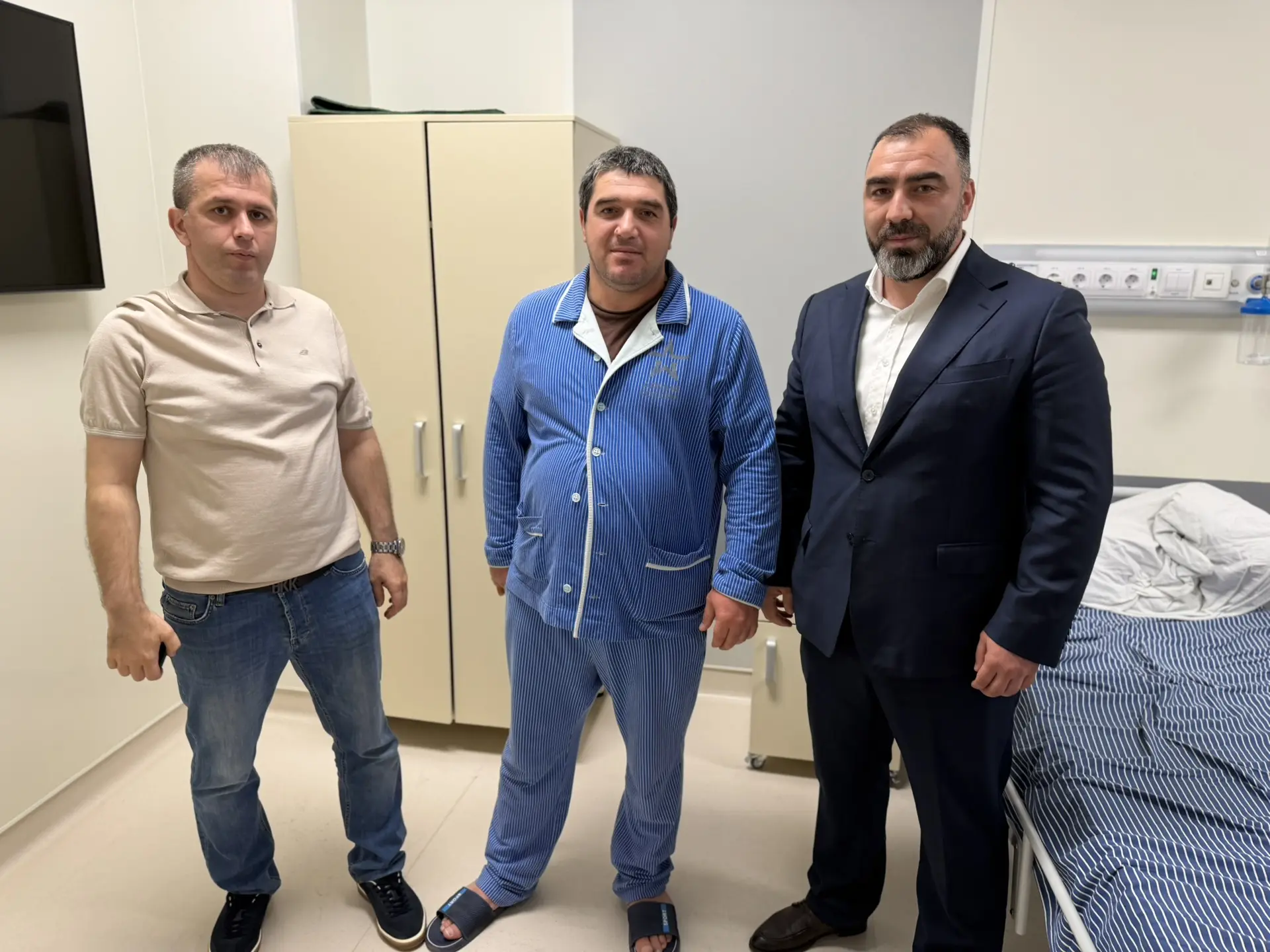 Вместе с заместителем министра здравоохранения РД Магомедом Валиховым побывали в военном госпитале