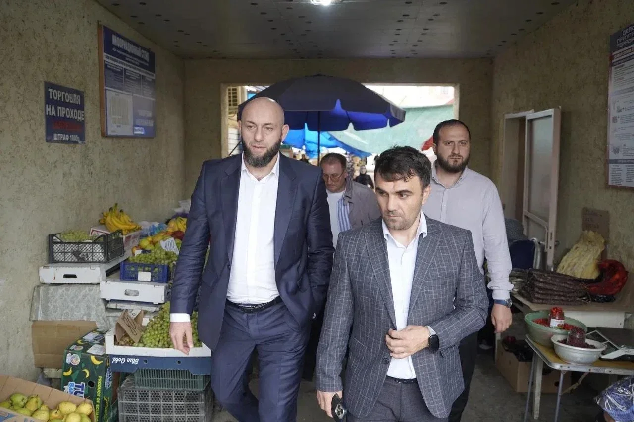 В Кизилюрте прошел межведомственный рейд по увеличению доли безналичной оплаты среди предпринимателей