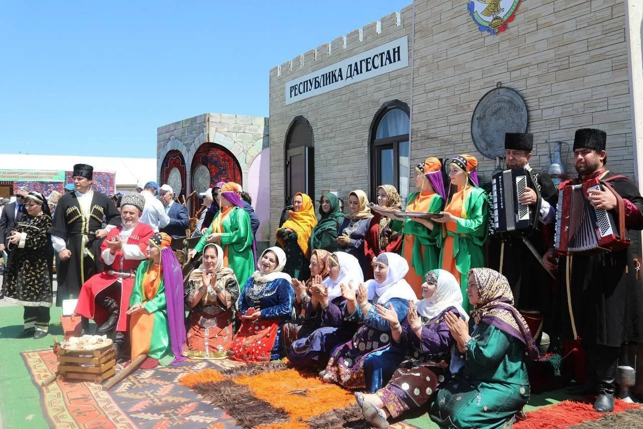 Məhəmməd Ramazanov Respublika sakinlərini Dağıstan Mədəniyyəti və dilləri Günü münasibətilə təbrik edib