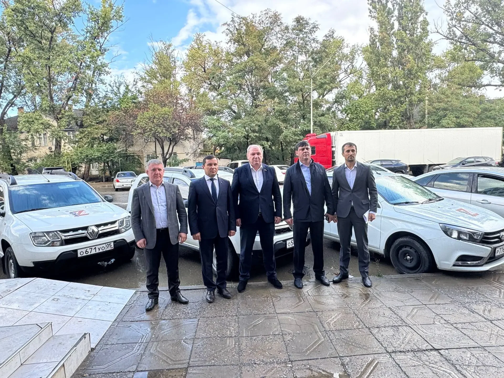 УФНС Дагестана передало 12 автомобилей и гуманитарную помощь для участников СВО