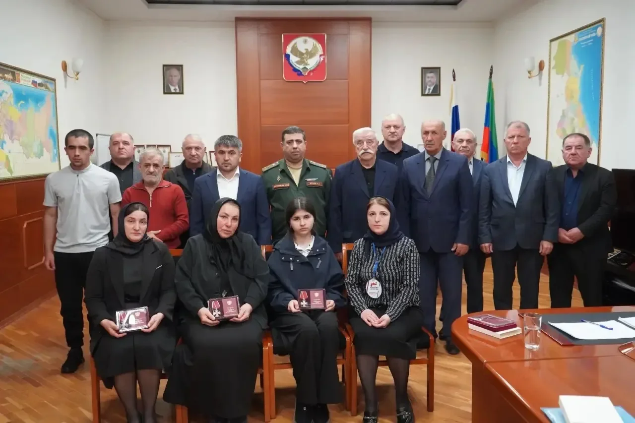 Семьям погибших участников СВО в Табасаранском районе передали 7 орденов Мужества
