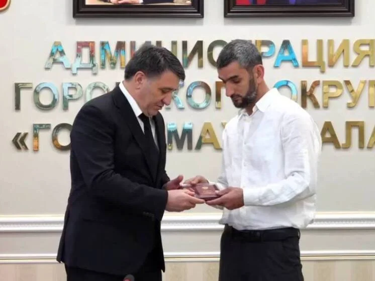 Мэр Махачкалы передал семьям погибших бойцов СВО 21 орден Мужества