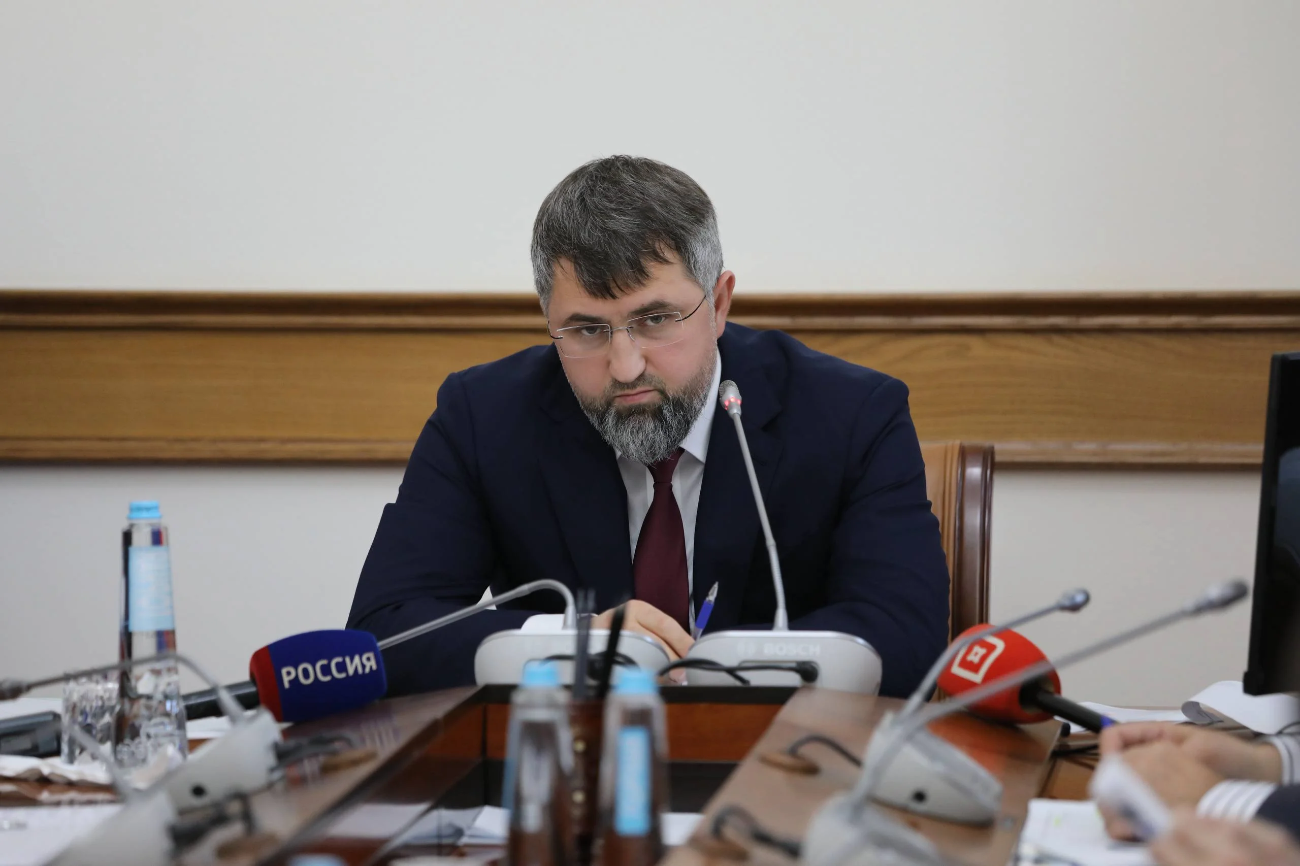 Магомед Рамазанов подверг критике работу муниципалитетов по обеспечению жильем детей-сирот