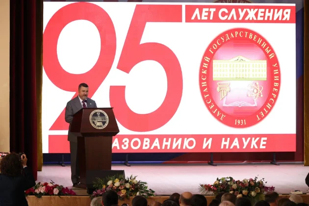Фёдор Щукин поздравил коллектив ДГУ с 95-летием и вручил государственные награды