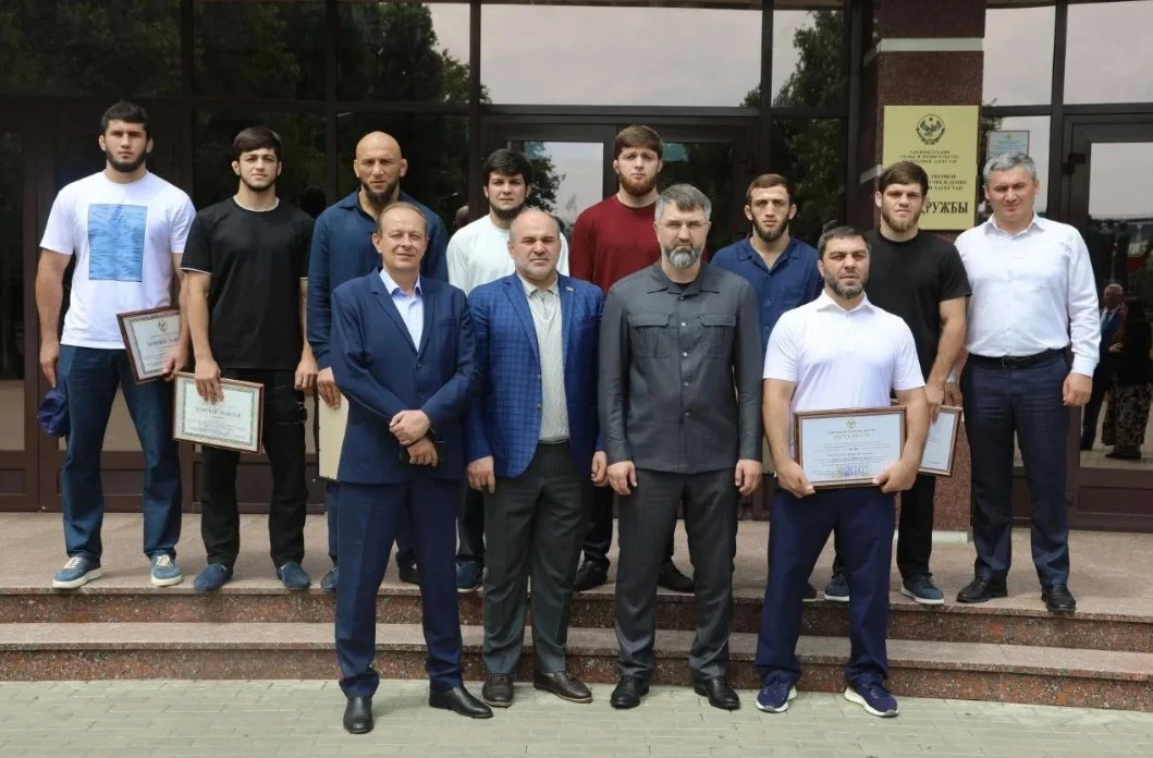 Dostluq Evi RD Hökumətinin Sədri Maqomed Ramazanovun sərbəst güləş üzrə Rusiya çempionatında uğurla çıxış edən Dağıstan güləşçiləri ilə görüşü keçirilib
