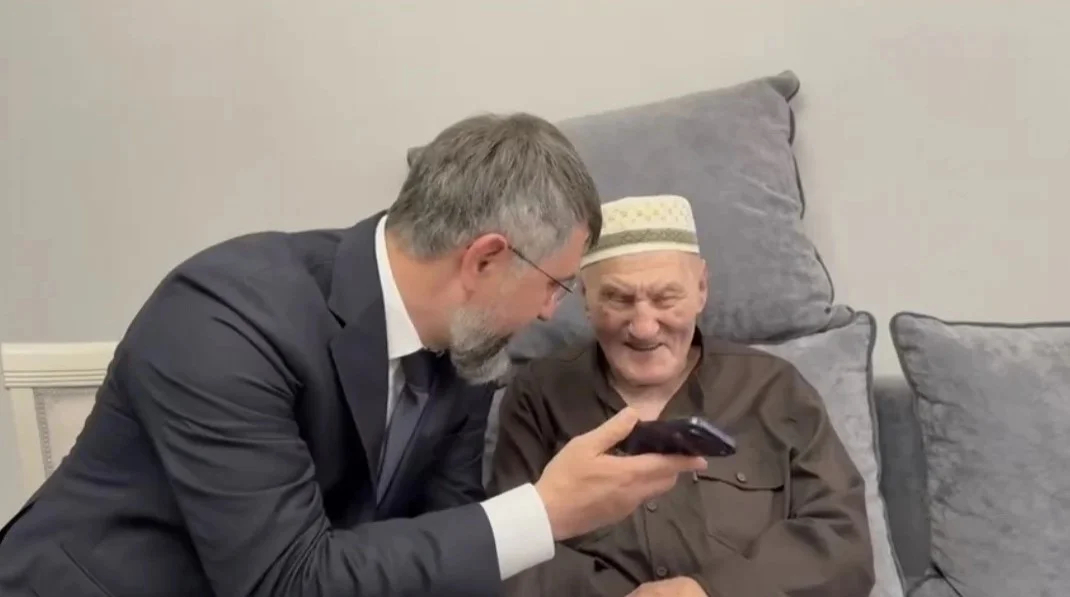Maqomed Ramazanov yeni mənzilin açarlarını Böyük Vətən müharibəsi veteranı Musa Baqaudinova təqdim edib