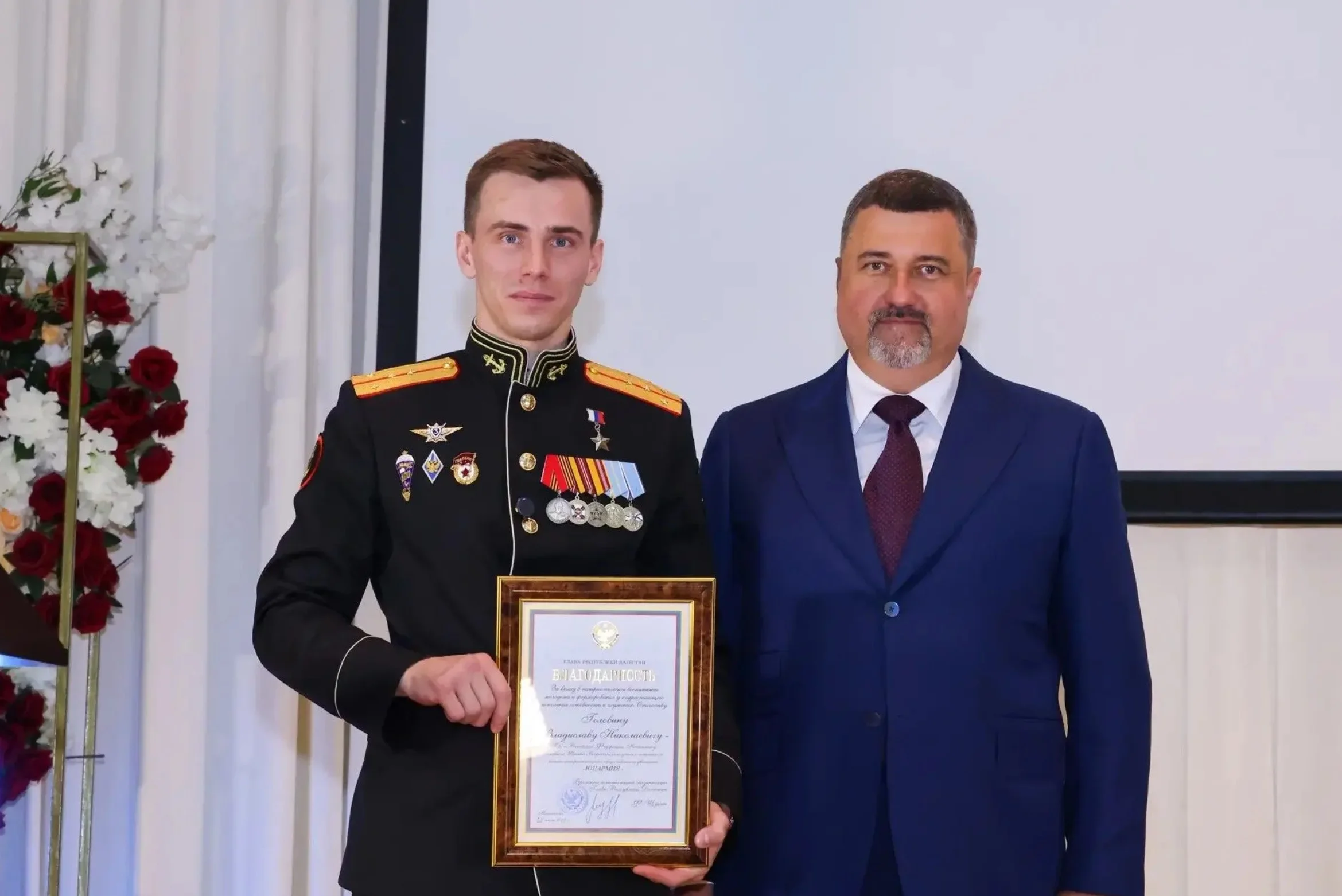 Фёдор Щукин вручил Благодарность Главы Республики Дагестан Владиславу Головину.