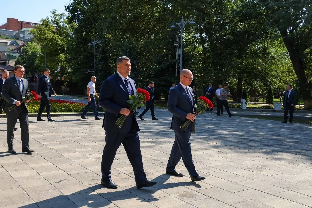 Rusiya Federasiyası Prezident Administrasiyası rəhbərinin birinci müavini Sergey Kiriyenko Fyodor Sukin, Mahaçqaladakı Azadlıq döyüşçüsünün abidəsinin yanında əbədi atəşə çiçəklər qoydular