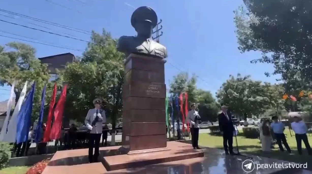 В Махачкале открыли монумент Адильгерею Магомедтагирову