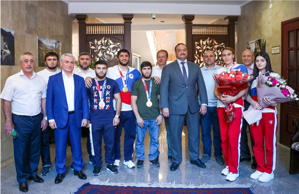 Спортсмены дагестана. Дагестанские олимпийцы. Олимпийский чемпион Токио с Дагестана 2021. Узбекские спортсмены олимпийцы. Дагестанец спорт.