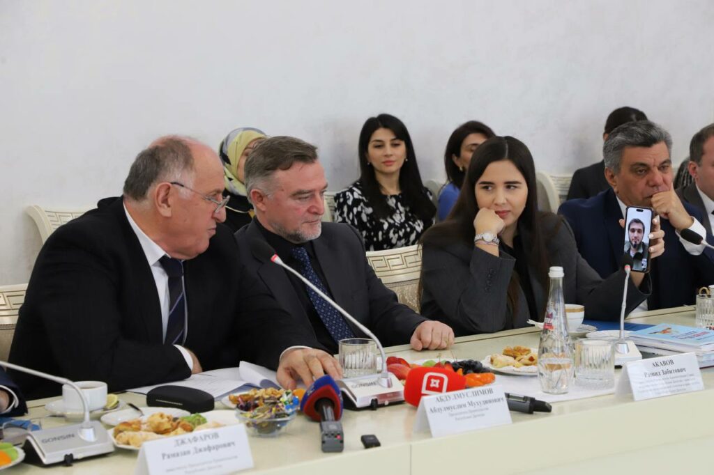 Dağıstanda media işçilərinin mükafatlandırılması mərasimində XHƏ zonasından olan Birinci kanalın jurnalistləri canlı yayımlanıb