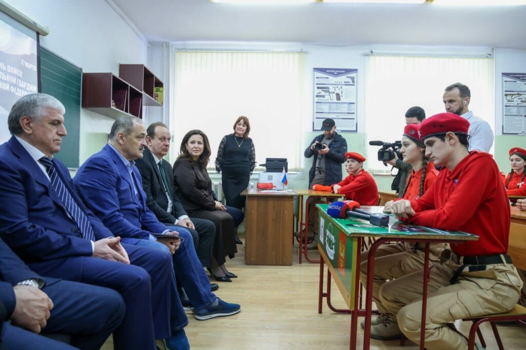 "Siz artıq milli qvardiya sisteminin bir hissəsisiniz..." — Sergey Melikov 46 nömrəli Mahaçqala məktəbinin rosgvardeisky sinif şagirdləri