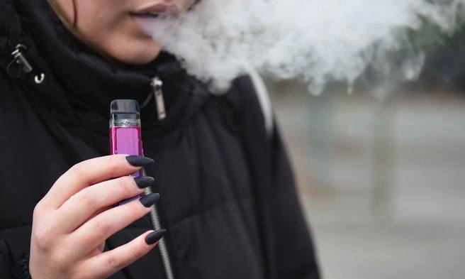 Həkimlər siqaret çəkən vape səbəbiylə yeniyetmələrin "əbədi xəstəlik" ilə bağlı kütləvi şikayətlərini qeyd edirlər