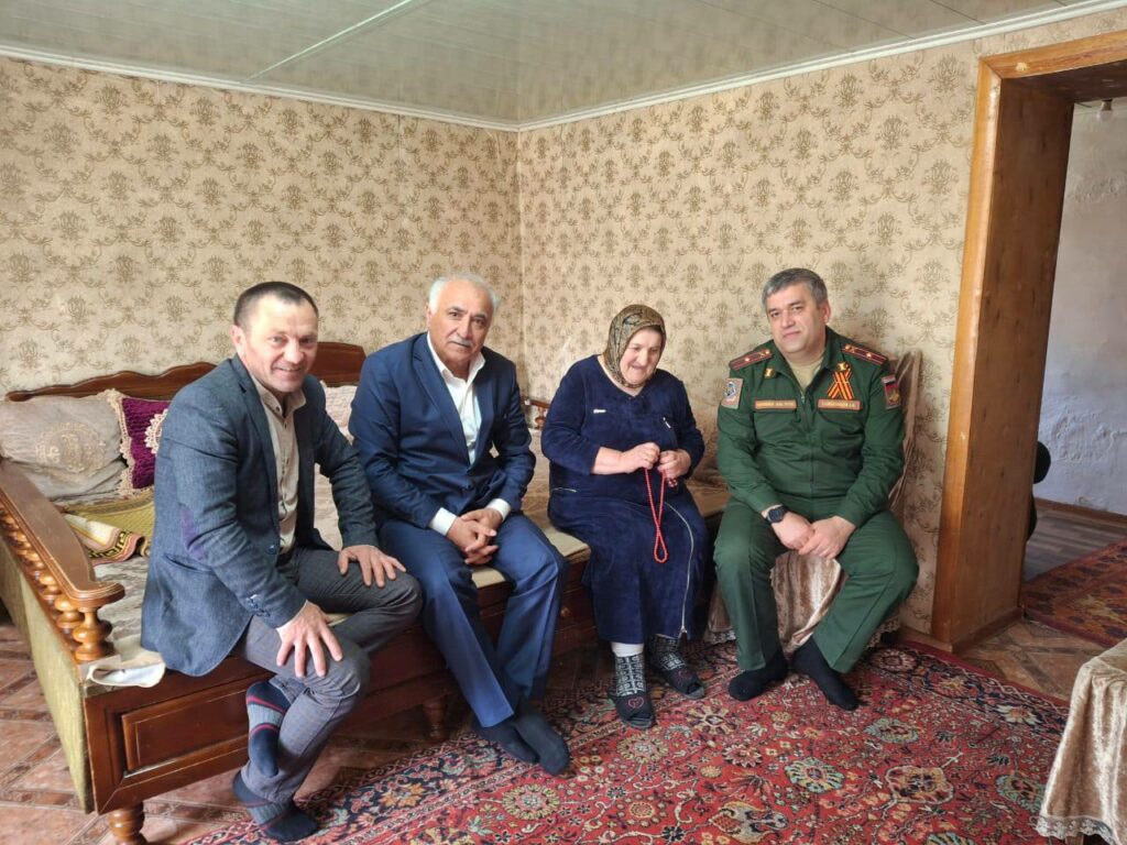 Zəfər Günü ərəfəsində Rayon Administrasiyası rəhbərinin müavini Yavsupi Maqomedov və hərbi komissar əli Qazimahomedov xüsusi hərbi əməliyyatın iştirakçısı Maqomed Kadiyevin ailəsinə baş çəkib