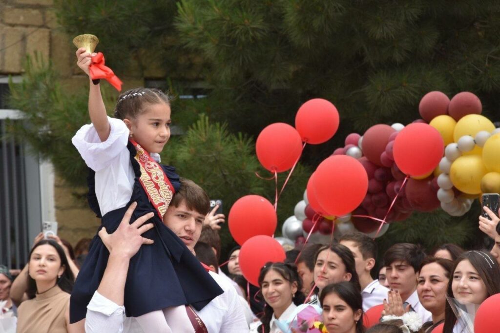 Dağıstanda Son zəng 12 min on birinci sinif şagirdi və 45 min doqquzuncu sinif şagirdi üçün çalındı