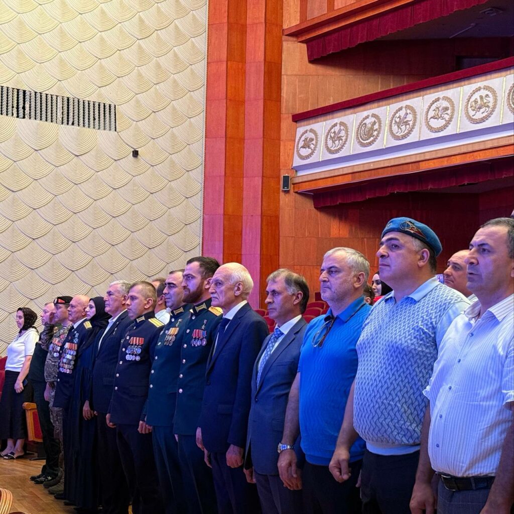 R. Həmzətov adına Rus Dram Teatrında Rusiya Federasiyasının Hava-Desant Qoşunlarının yaranmasının 95-ci ildönümünə həsr olunmuş təntənəli konsert keçirilir.