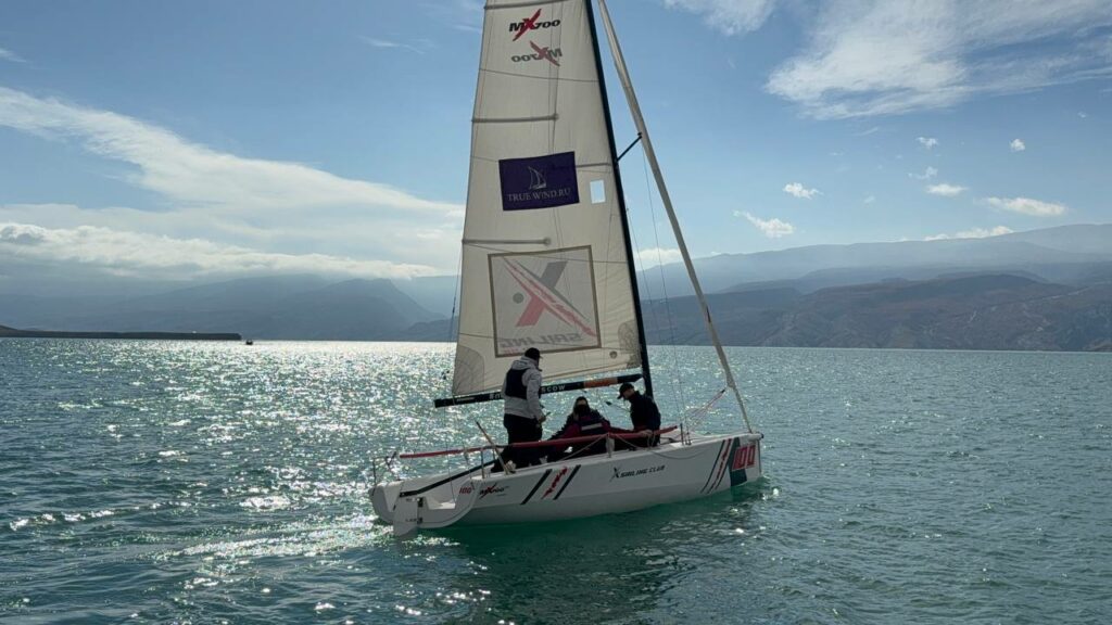 Dağıstan yelkən və turizm üçün yeni bir mərkəz olacaq: ilk yaxta Çirkey su anbarına endirildi