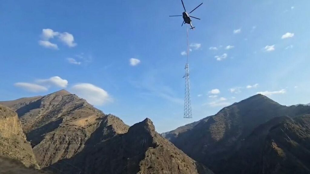 Dağıstanın yüksək dağlıq bölgəsində elektrik xətti dayaqlarının quraşdırılması üçün" Rosseti Şimali Qafqaz " helikopterdən istifadə edir