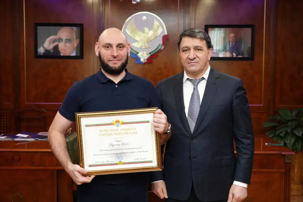 Mahaçqala meri Cambulat Salavov fövqəladə hallarda insanları xilas edən şəhər sakinləri ilə görüşüb