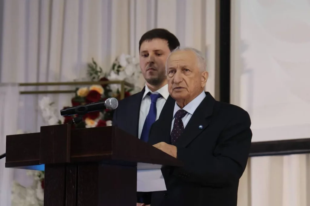 İsamudin Xanbalayevin qohumları əməkdar müəllimin xatirəsini yaşatdığına görə Sergey Məlikova təşəkkür ediblər